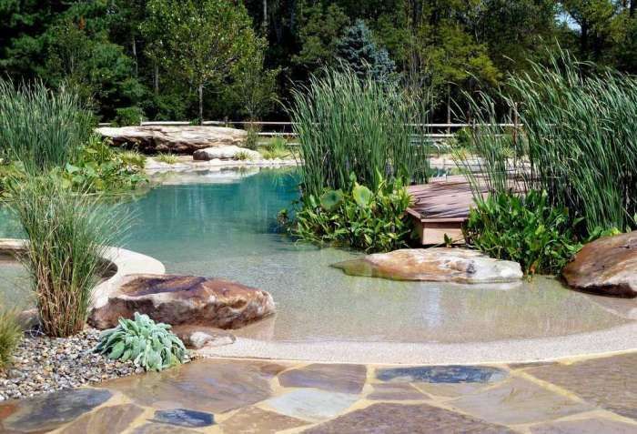 Piscina natural con arena comprimida