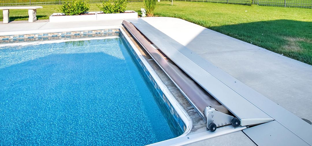 Cobertor automático enrollable para piscinas